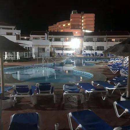 Con Vistamar Y Piscina Climatizada En Garden
