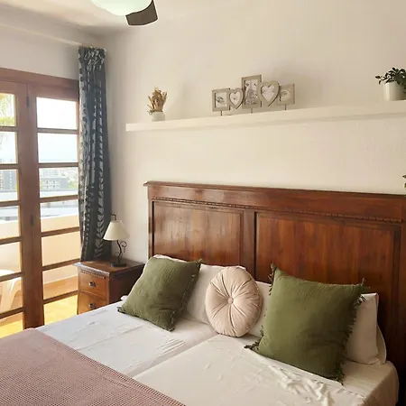 Con Vistamar Y Piscina Climatizada En Garden Apartment